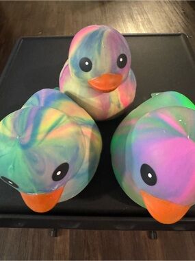 🚨Viral Sunny Days Rainbow Tie-Dye Rubber Duck (price for 1) random color
